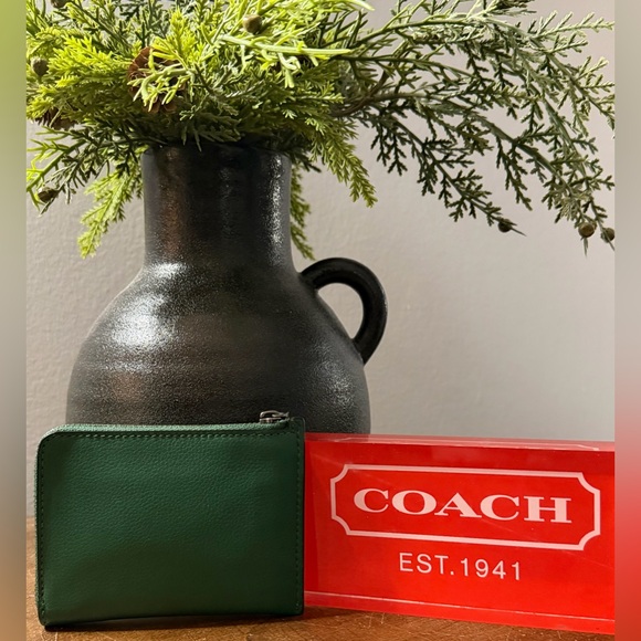 Coach L Zip Green Card Case - Picture 2 of 7